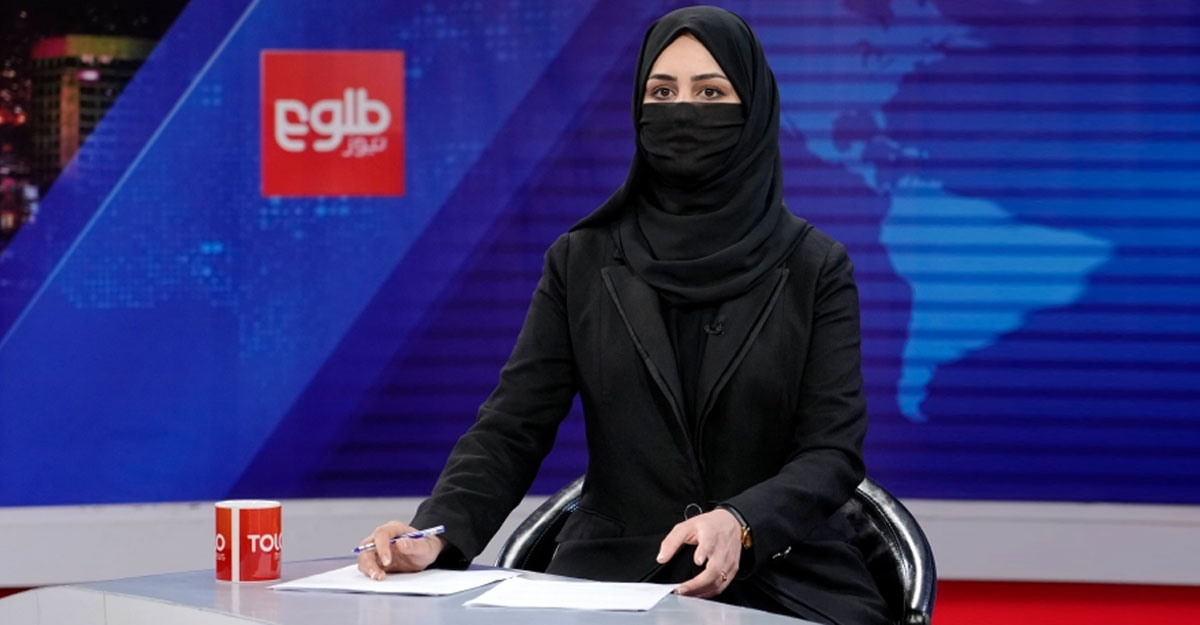 মুখ ঢেকেই টিভি ক্যামেরার সামনে আফগান নারী সাংবাদিকরা